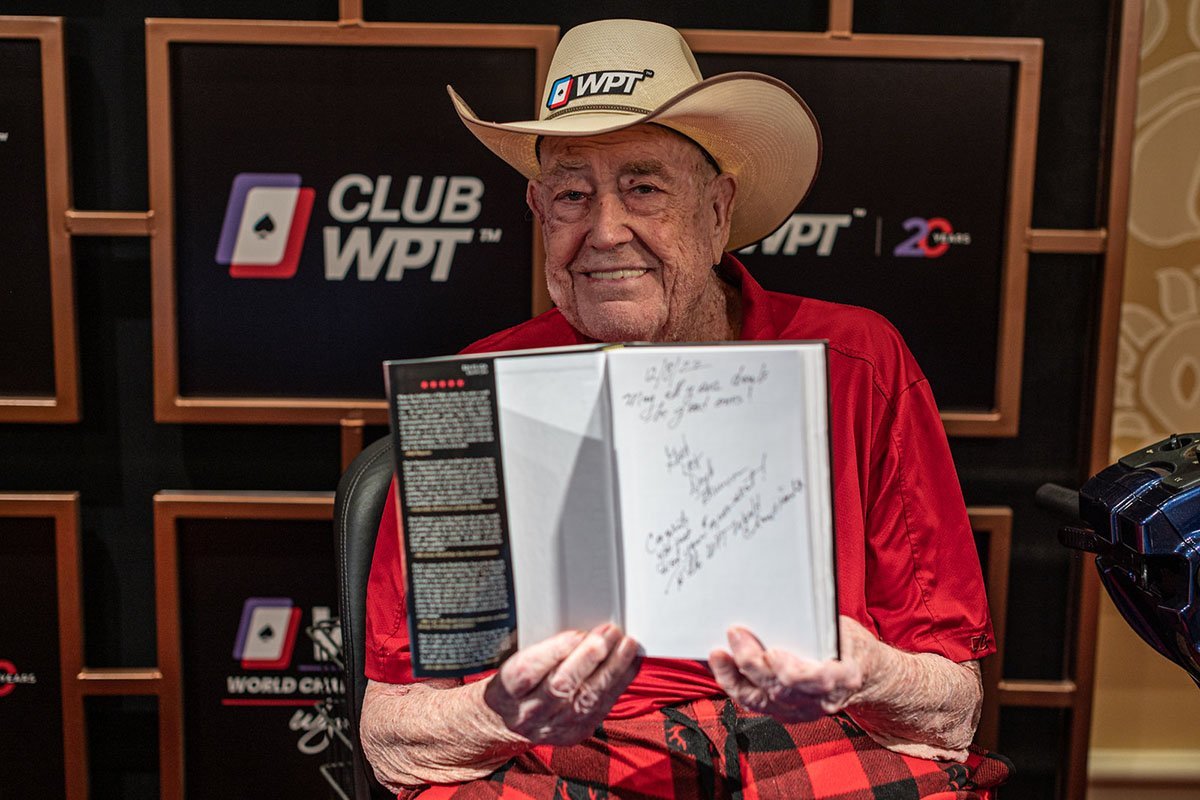 Doyle Brunson còn là một tác giả xuất sắc Doyle Brunson còn là một tác giả xuất sắc